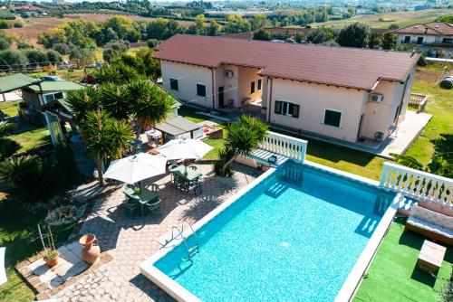 an aerial view of a house with a swimming pool at Residence IL Villaggio del Re in Corropoli