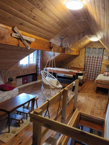 une chambre avec un bateau suspendu au plafond dans l'établissement Maison de village à la montagne, à Fos