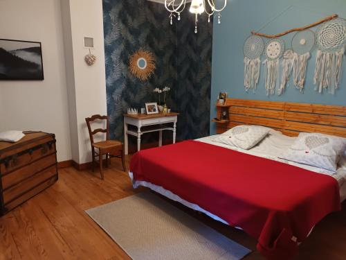 une chambre avec un lit et une table avec une chaise dans l'établissement Maison de village à la montagne, à Fos