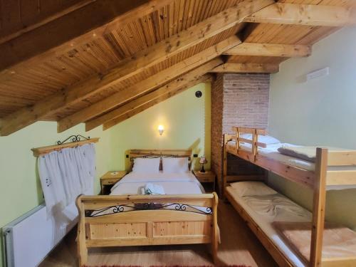 - une chambre avec 2 lits superposés dans l'établissement Vila118, à Voskopojë