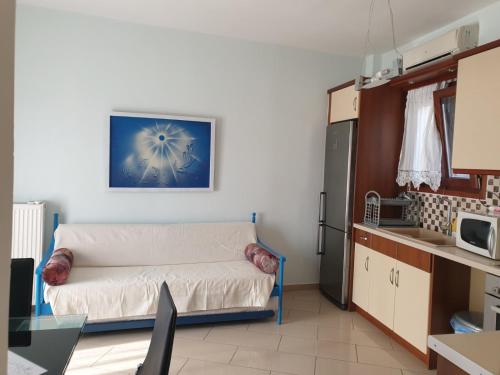 un soggiorno con divano bianco in cucina di Beautiful house in Aegina a Città di Egina
