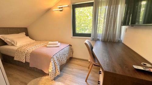 um pequeno quarto com uma cama e uma secretária em Vito em Gradac