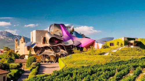 un edificio in cima a una collina di Casa Mayor a Gordexola
