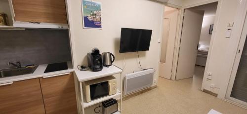 Η κουζίνα ή μικρή κουζίνα στο La Caravelle 2 entre Plage et Centre Ville