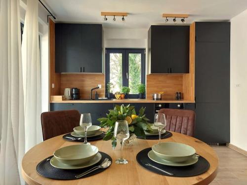 Apartment Victoria - 2 bed apartment with balcony and parking