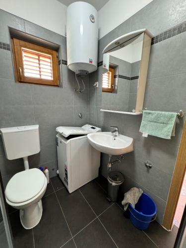 łazienka z toaletą i umywalką w obiekcie Apartman Silo w mieście Šilo