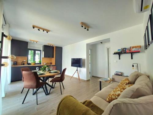 Apartment Victoria - 2 bed apartment with balcony and parking