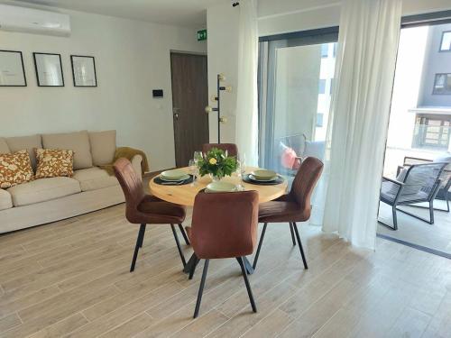 Apartment Victoria - 2 bed apartment with balcony and parking