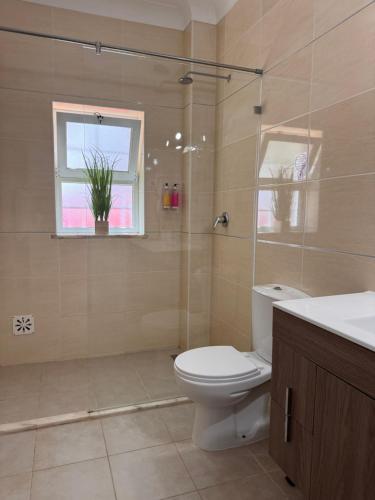ラゴスにあるVila Graciosa - Tranquility Oasisのバスルーム(トイレ、シャワー付)、窓が備わります。