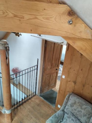 - une vue sur un escalier en bois et du parquet dans l'établissement Penty en plein coeur de Morgat, à Crozon