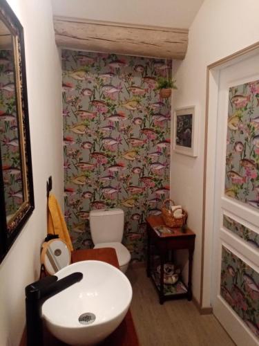 Koupelna v ubytování Cozy property with heating close to Carcassonne ideal for couples & OFFERS