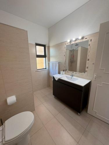 La salle de bains est pourvue d'un lavabo, de toilettes et d'un miroir. dans l'établissement Casa Concha - Peaceful and Relaxing, à Lagos