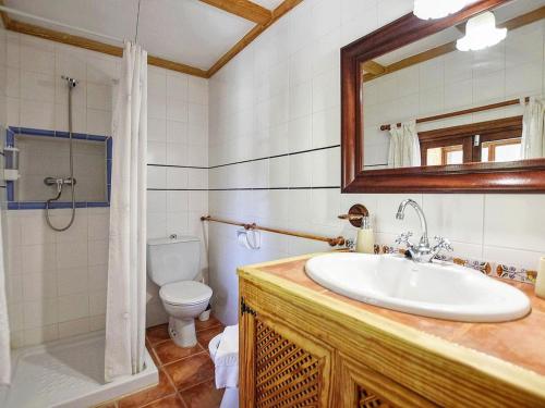 Et badeværelse på Finca in Alcudia with Pool near Playa MorerVermell