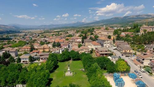 una vista aerea di una piccola città con un parco di CASA CIAO a San Demetrio neʼ Vestini