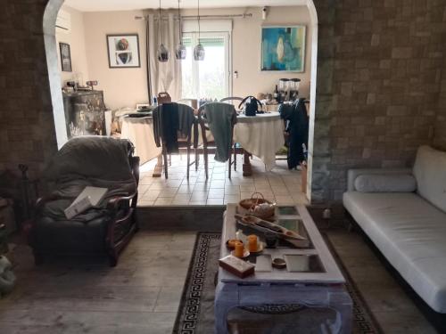 ein Wohnzimmer mit Couch und Tisch in der Unterkunft opale passion France in Ruoms