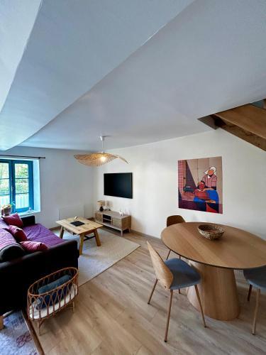 un salon avec un canapé et une table dans l'établissement La Cassine bis - Havre de paix à Saint Ceneri, à Moulins-le-Carbonnel