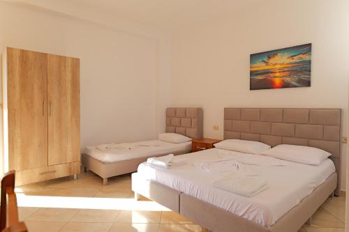 1 dormitorio con 2 camas individuales y armario en Vila Dura en Ksamil