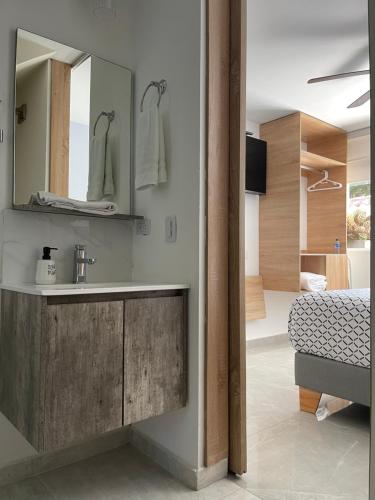 uma casa de banho com um lavatório e um espelho em Cal Bed & Breakfast Ibague em Ibagué