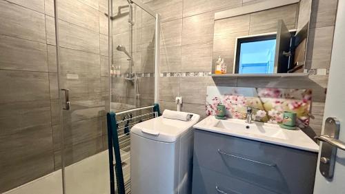 y baño con lavabo y aseo. en Appt avec vue EXCEPTIONNELLE sur la baie + garage, en Le Crotoy