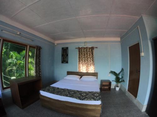 a bedroom with a large bed and a window at 18 Soesunn in Māngwa