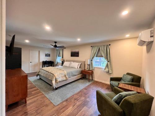 een slaapkamer met een bed en een bank bij Canterbury Suites B&B in Bar Harbor