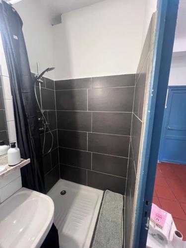 une petite salle de bain avec toilettes et lavabo dans l'établissement Appartement T1 bis, à Toulon
