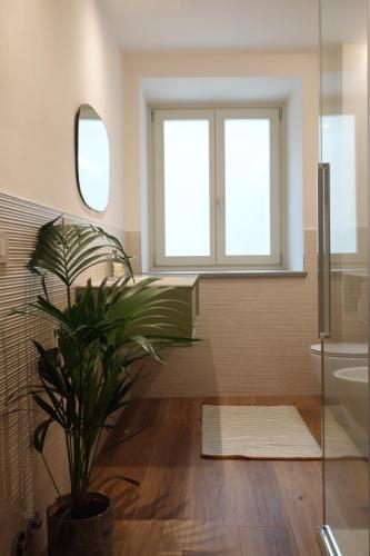 uma casa de banho com um vaso e uma janela em Sky and Vineyards - Nespolo - em La Morra