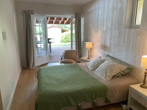 une chambre avec un lit, une chaise et une fenêtre dans l'établissement Epicure, à Carignan