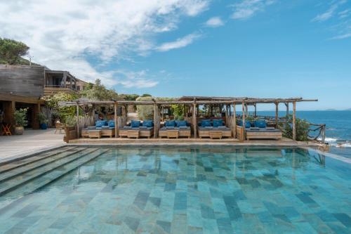 una piscina en una villa con vistas al océano en Villa Kirssis en Porticcio