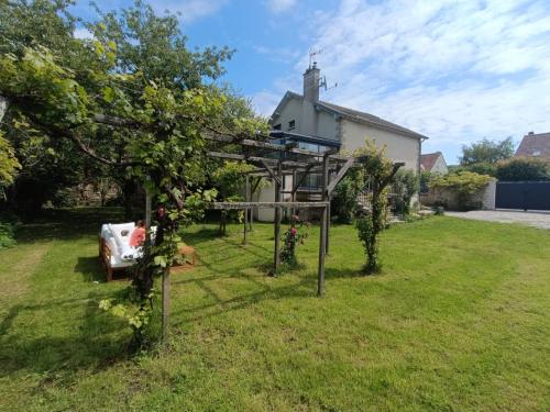 a garden with a tree house in the yard at Gite "Chez Eléonore et Axel" in Gouvieux