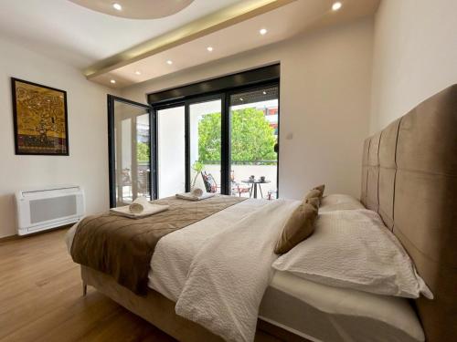 1 dormitorio con cama grande y ventana grande en LanaMarija Apartment en Trebinje