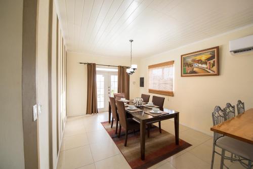 a dining room with a table and chairs at Luxurious 3 Bedroom Hidden Gem in Noord Cura Cabai