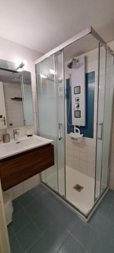 ein Bad mit einer Dusche und einem Waschbecken in der Unterkunft CasaMarina in Marina di Montemarciano