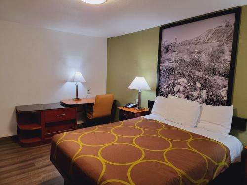 Pokój hotelowy z dużym łóżkiem i biurkiem w obiekcie Super 8 by Wyndham El Centro North w mieście El Centro