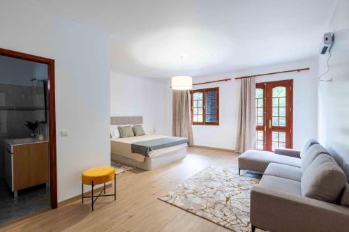 a living room with a couch and a bed at Casa do Neves in Funchal