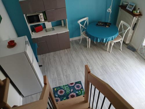 a small kitchen and dining room with a table and chairs at Appartement indépendant privatif avec jardin in Le Crès