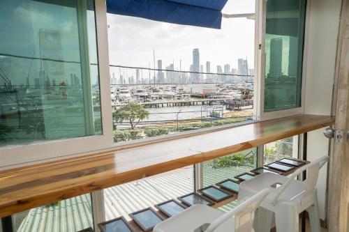 balcón con sillas y vistas a la ciudad en Casa Ramona : Suites Boutiques en Cartagena de Indias, en Cartagena de Indias