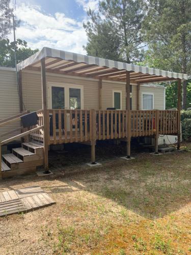 MH 008 Bora Bora sur emplacement exceptionnel en lisière de forêt dans camping 4 étoiles