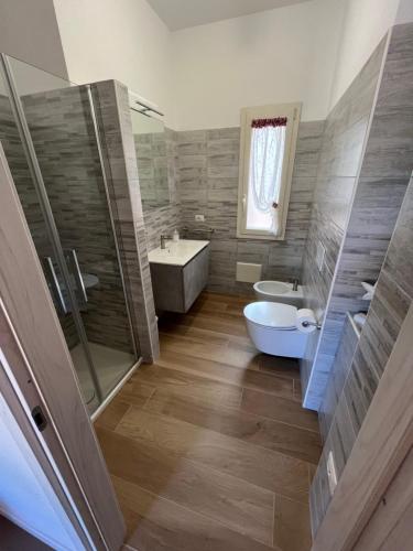 a bathroom with a tub and a toilet and a sink at Lilly's house in Murta Maria
