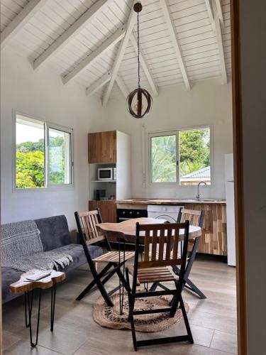 una cucina e un soggiorno con tavolo e sedie di GÎTE de GUADELOUPE a Petit-Bourg