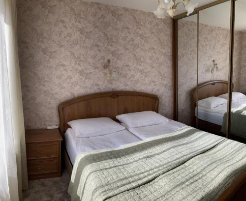 - une chambre avec 2 lits et un miroir dans l'établissement Oh-la-laa, à Ventspils