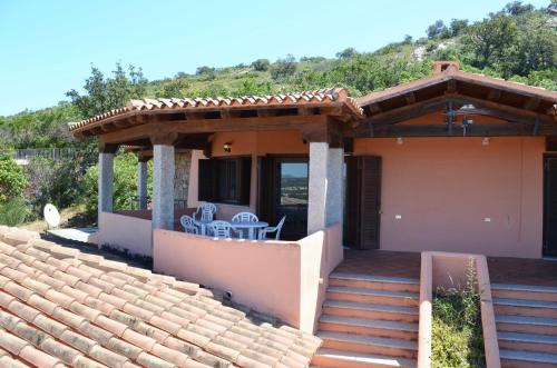 dom z leżakami w obiekcie ISS Travel, Panoramic Coda Cavallo Cottages - 10 km from San Teodoro w mieście San Teodoro