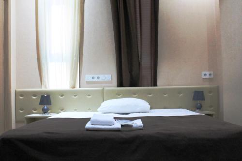 Postel nebo postele na pokoji v ubytování Tbiliseli Inn