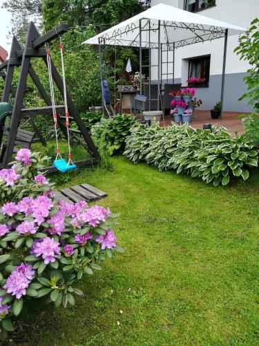 Ein Garten an der Unterkunft Apartamencik Pod Krokusem
