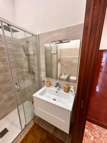 een badkamer met wastafel en douche bij Kasa Stabile in Palermo