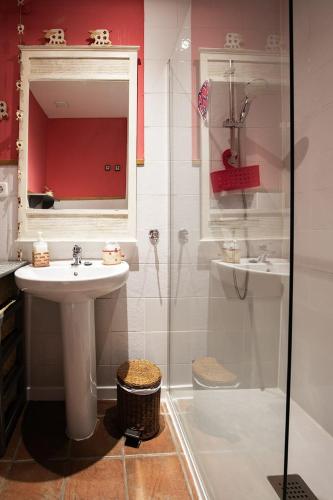 a bathroom with a sink and a shower at Casa Rural Alquería de Segovia in Tizneros