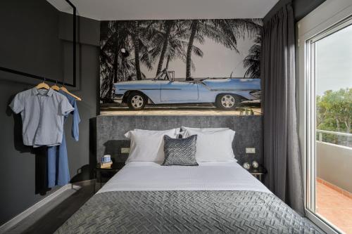 ein Schlafzimmer mit einem Bett und einem blauen Auto an der Wand in der Unterkunft Mons Villa in Kalathas