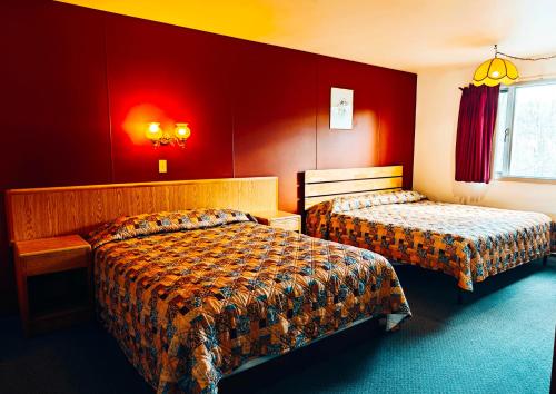 A bed or beds in a room at Cozy Corner Motel & Restaurant