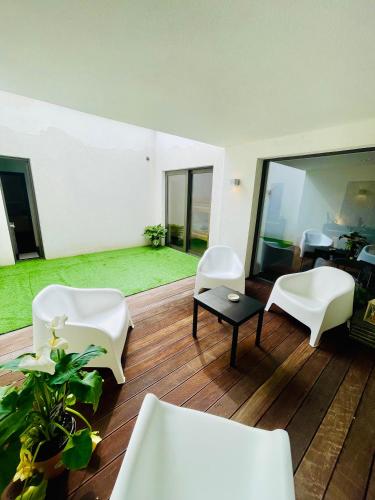 Posezení v ubytování Down Town Spacious Loft Retreat with Private Parking