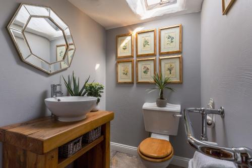 Bilik mandi di The Cottage - Characterful, coastal family home with new hot tub